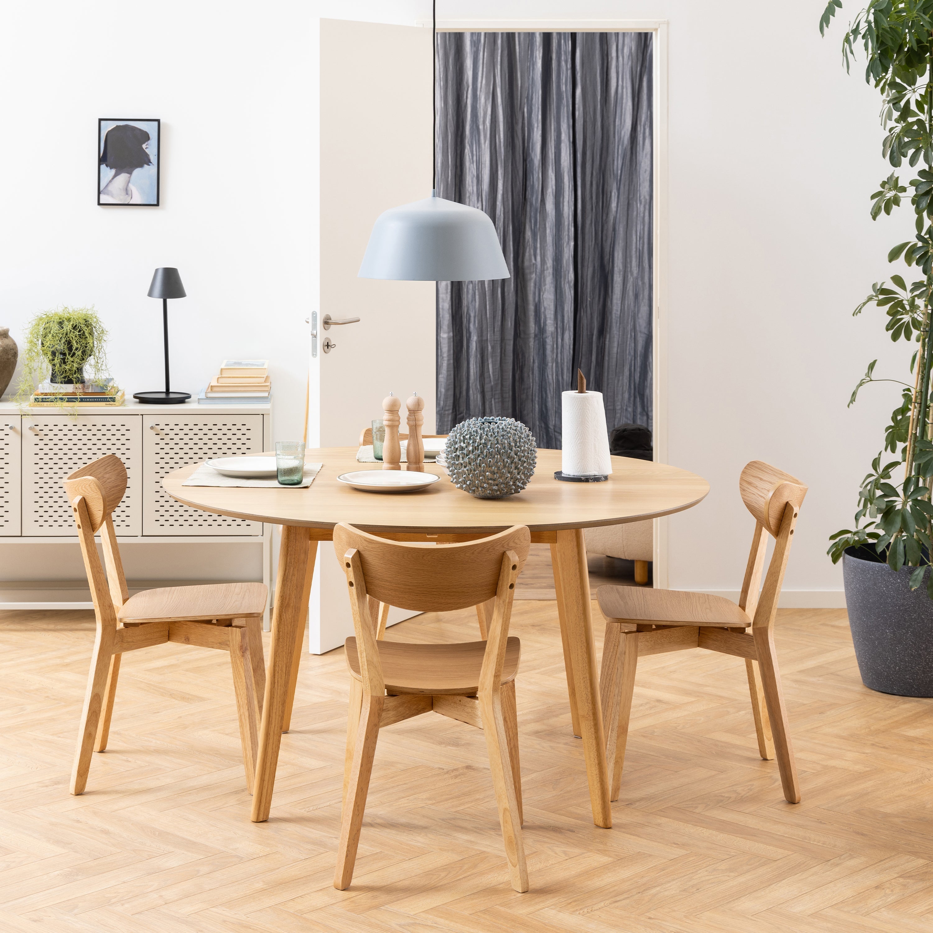 Roxby Round Dining Table in Oak 140x76cm Included 4 Roxby Dining Chairs in Oak – FTG