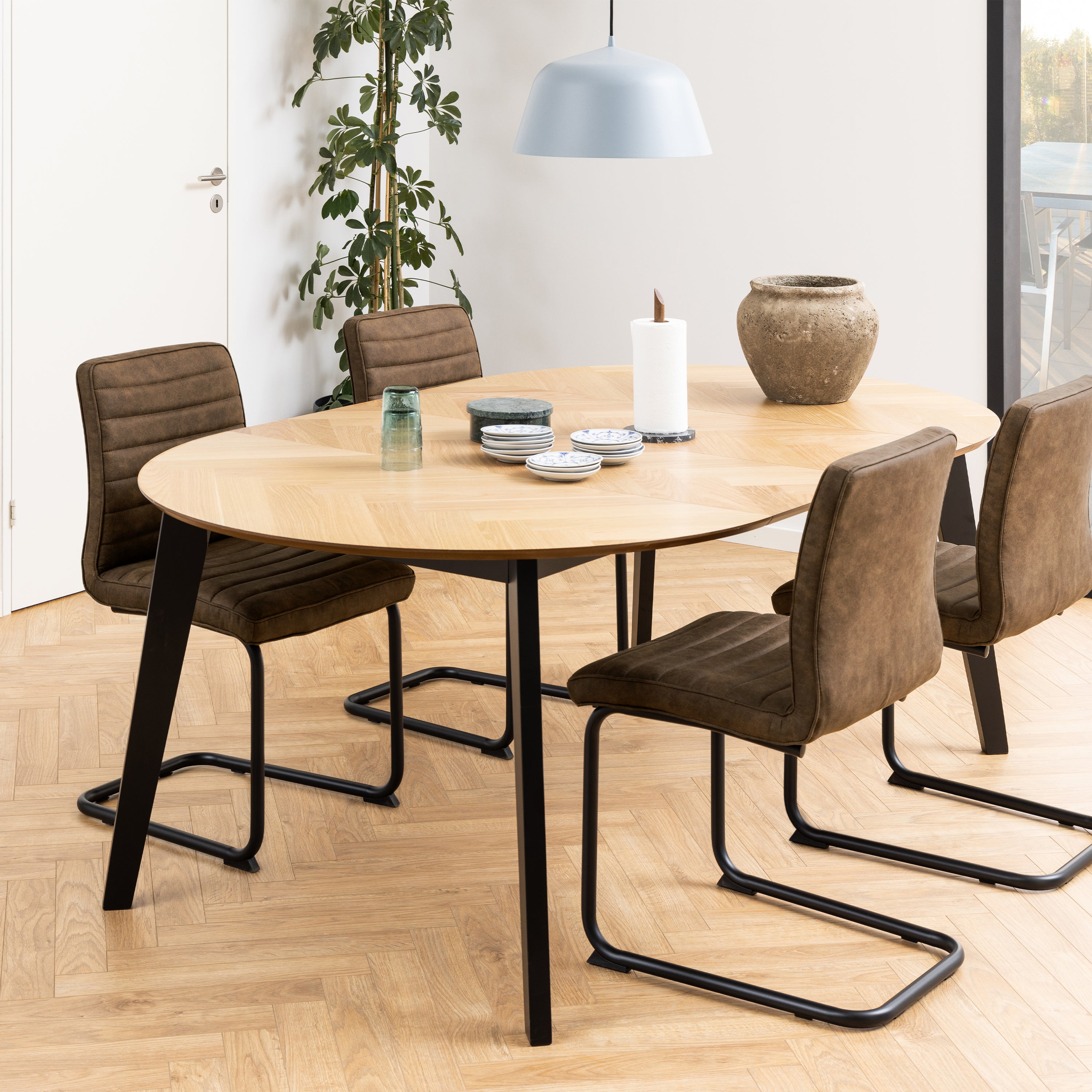 Georgetown Round Dining Table in Oak & Black – FTG, view 6