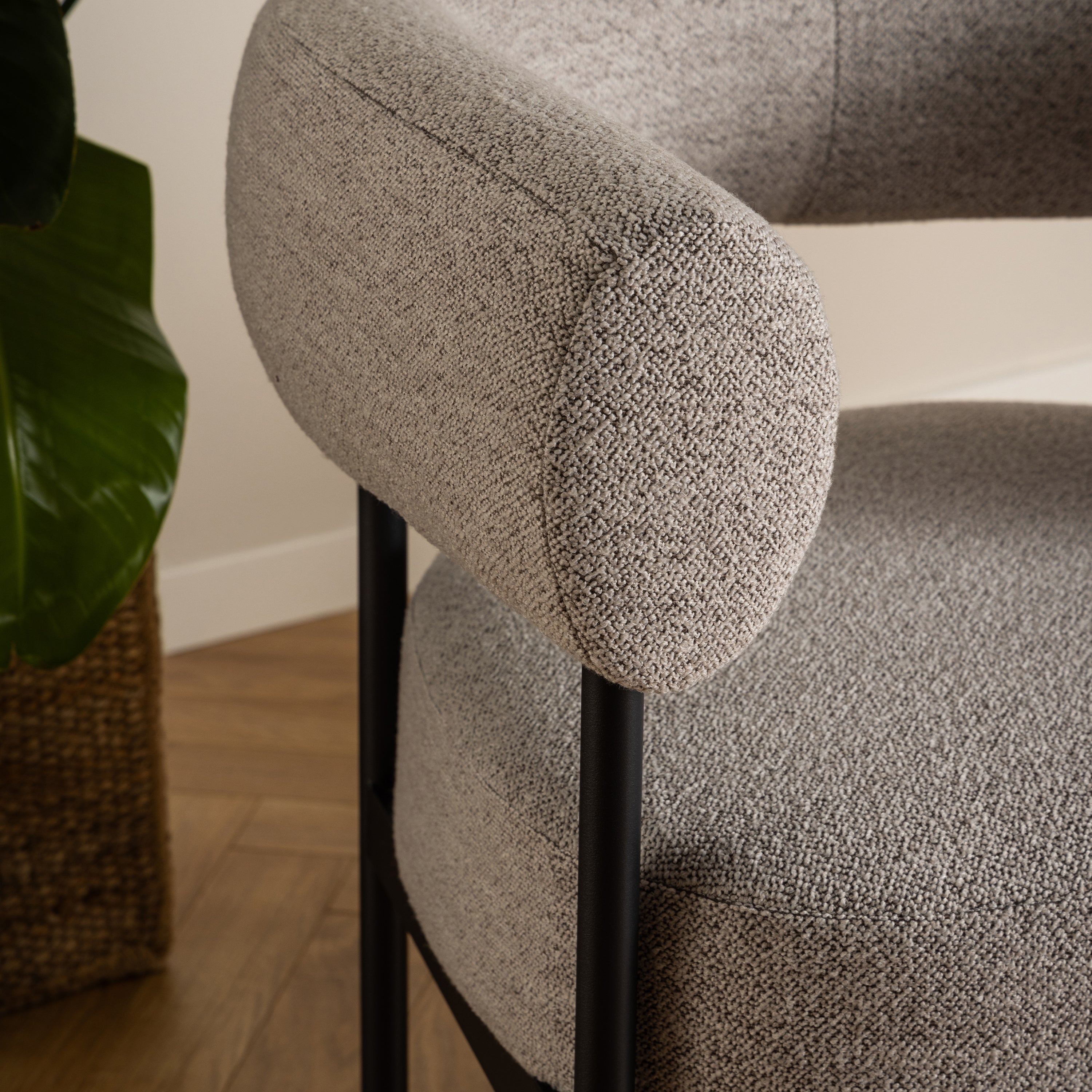 Oakfield Lounge Chair in Beige Fabic with Black Legs – FTG, view 5