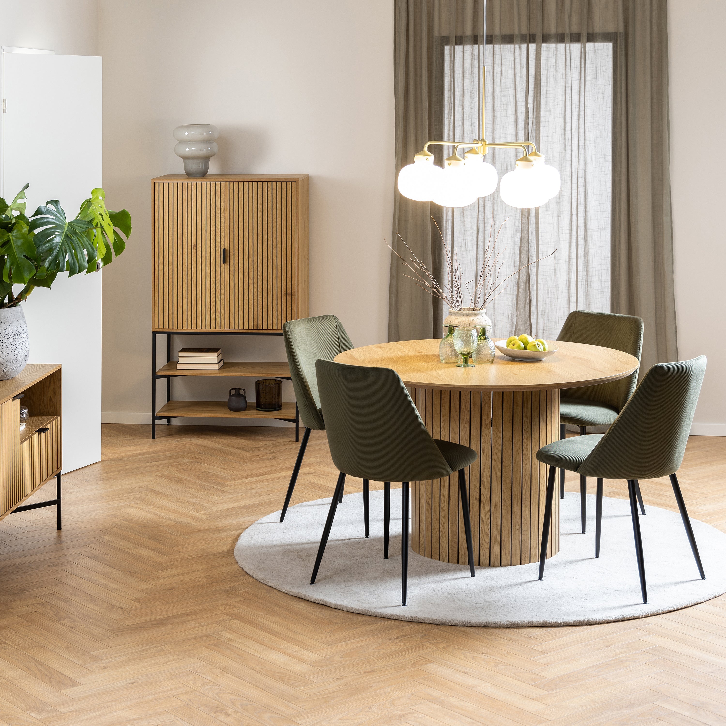 Yale Dining Table in Oak Included 4 Ines Dining chair in Olive Green – FTG