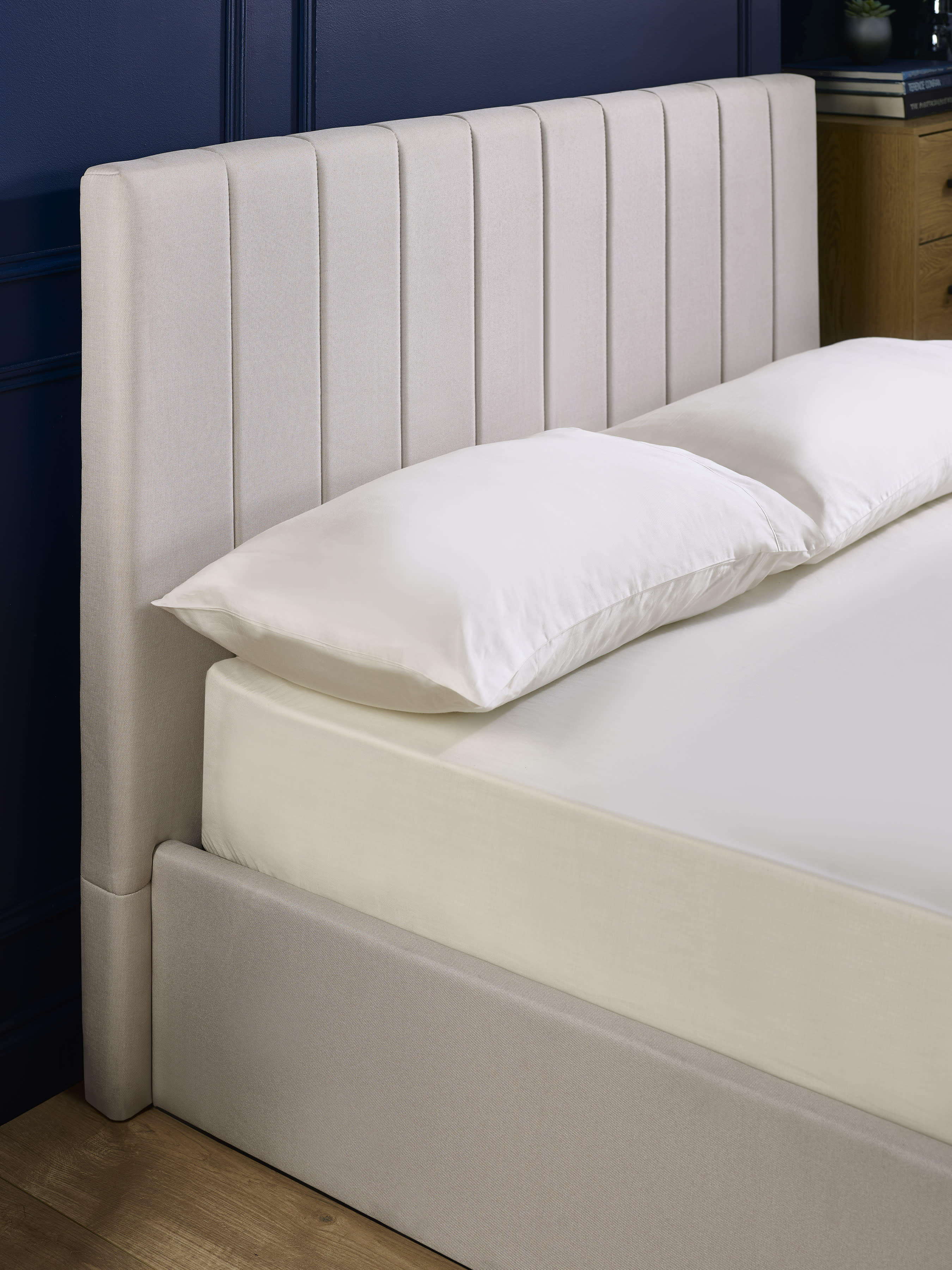 Aylen Oatmeal Faux Linen Upholstered Ottoman Storage Bed Frame – Oatmeal Linen