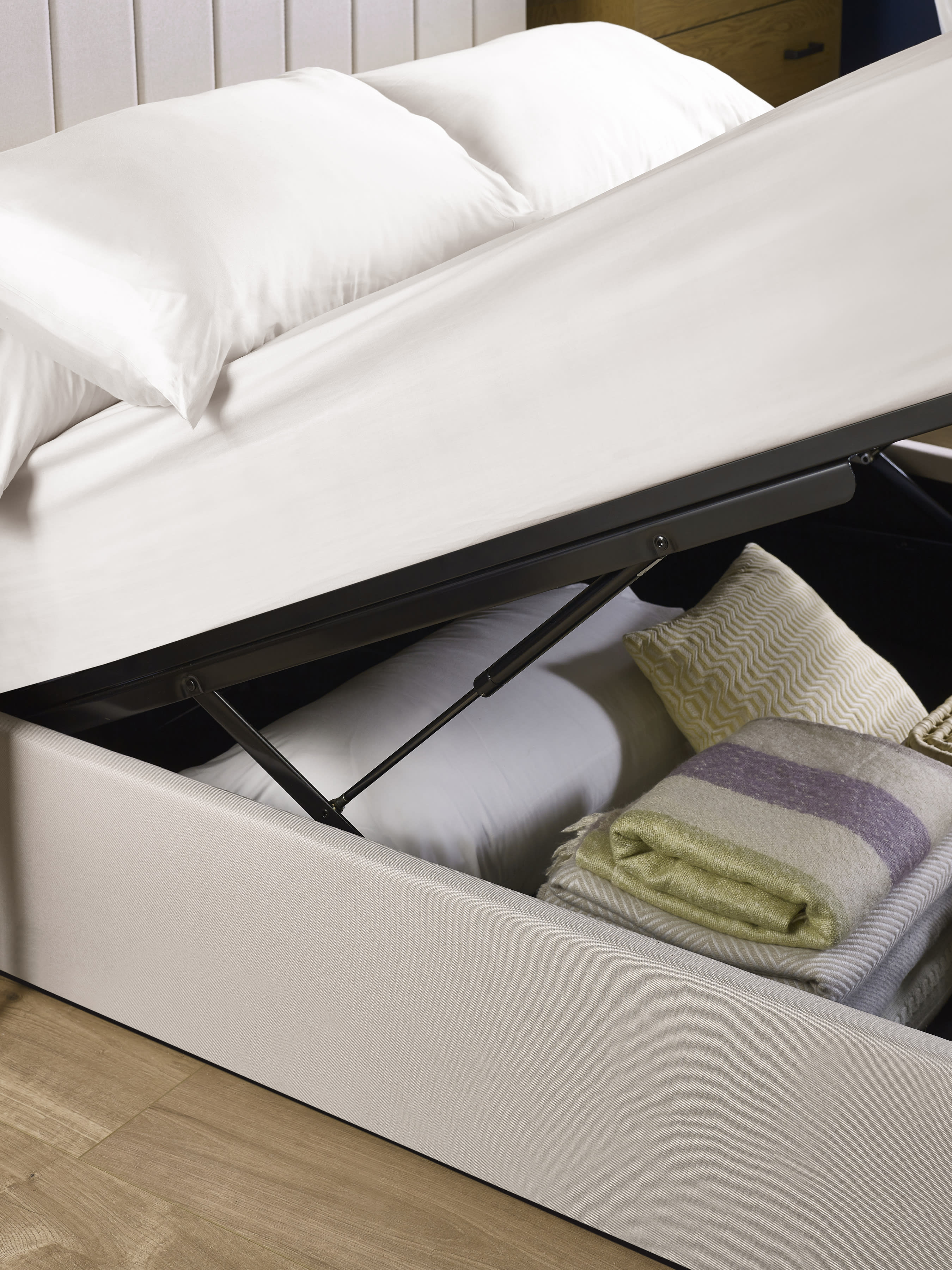 Aylen Oatmeal Faux Linen Upholstered Ottoman Storage Bed Frame – Oatmeal Linen