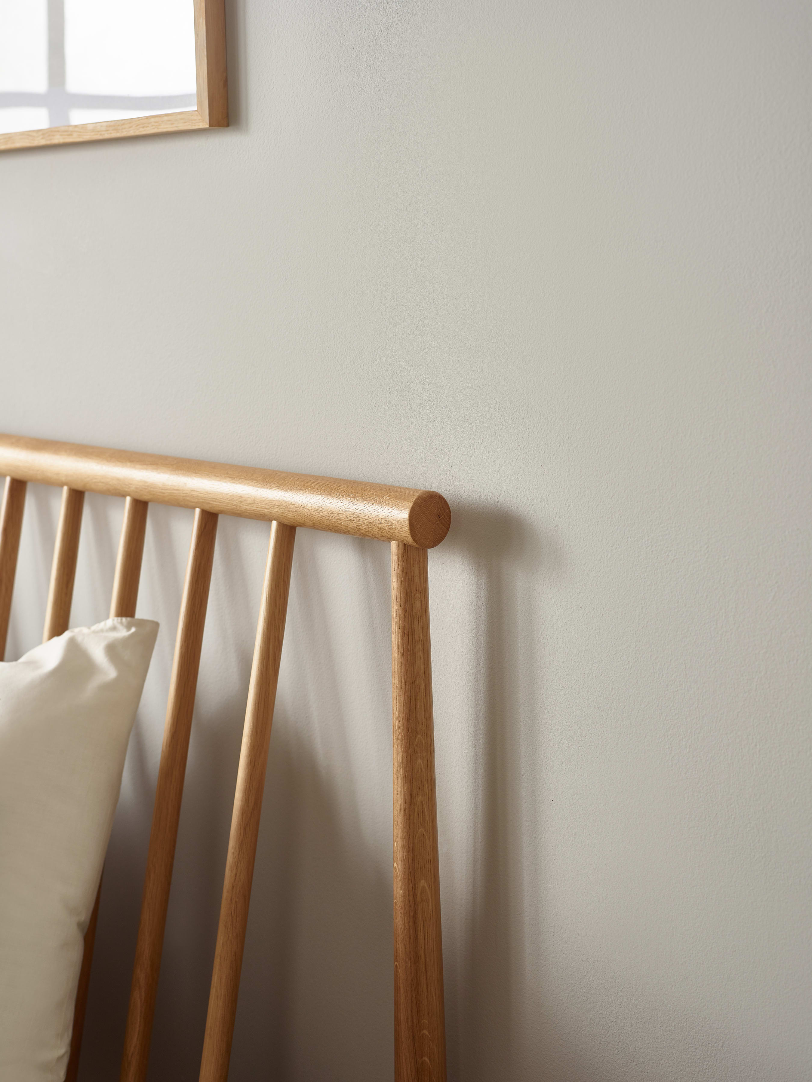 Belton Oak Spindle Bed