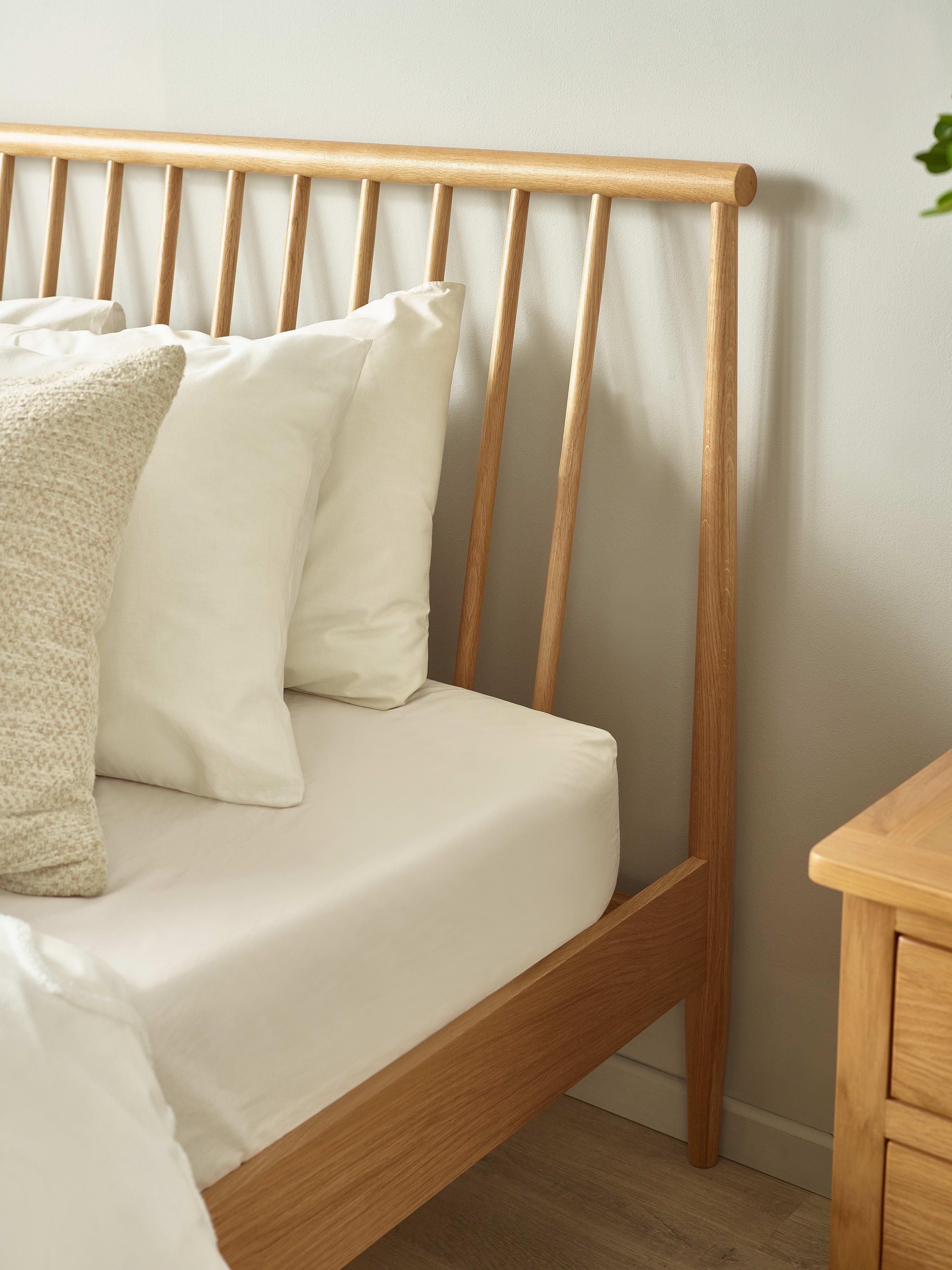 Belton Oak Spindle Bed
