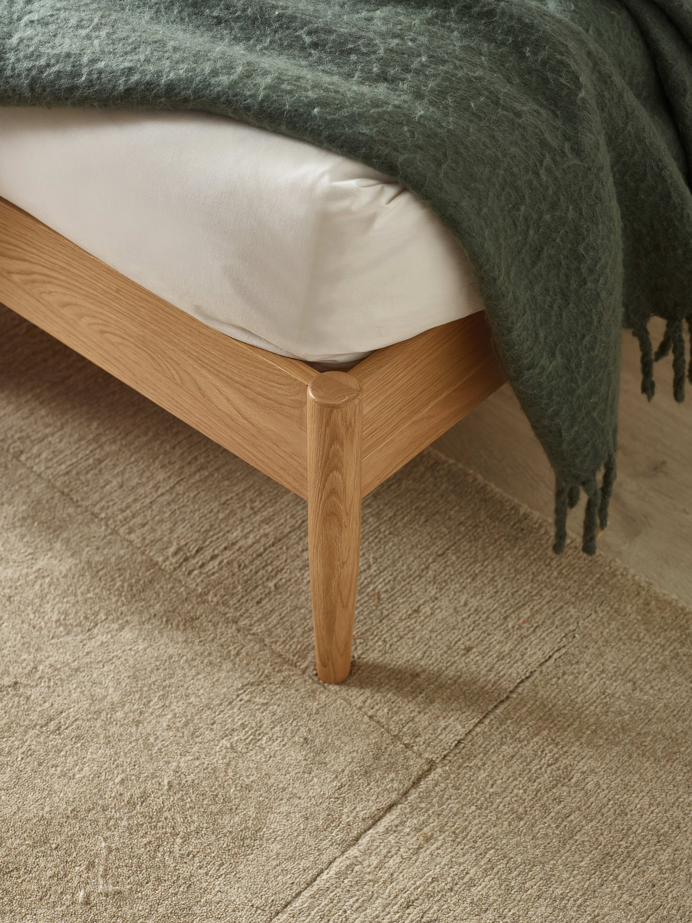 Belton Oak Spindle Bed