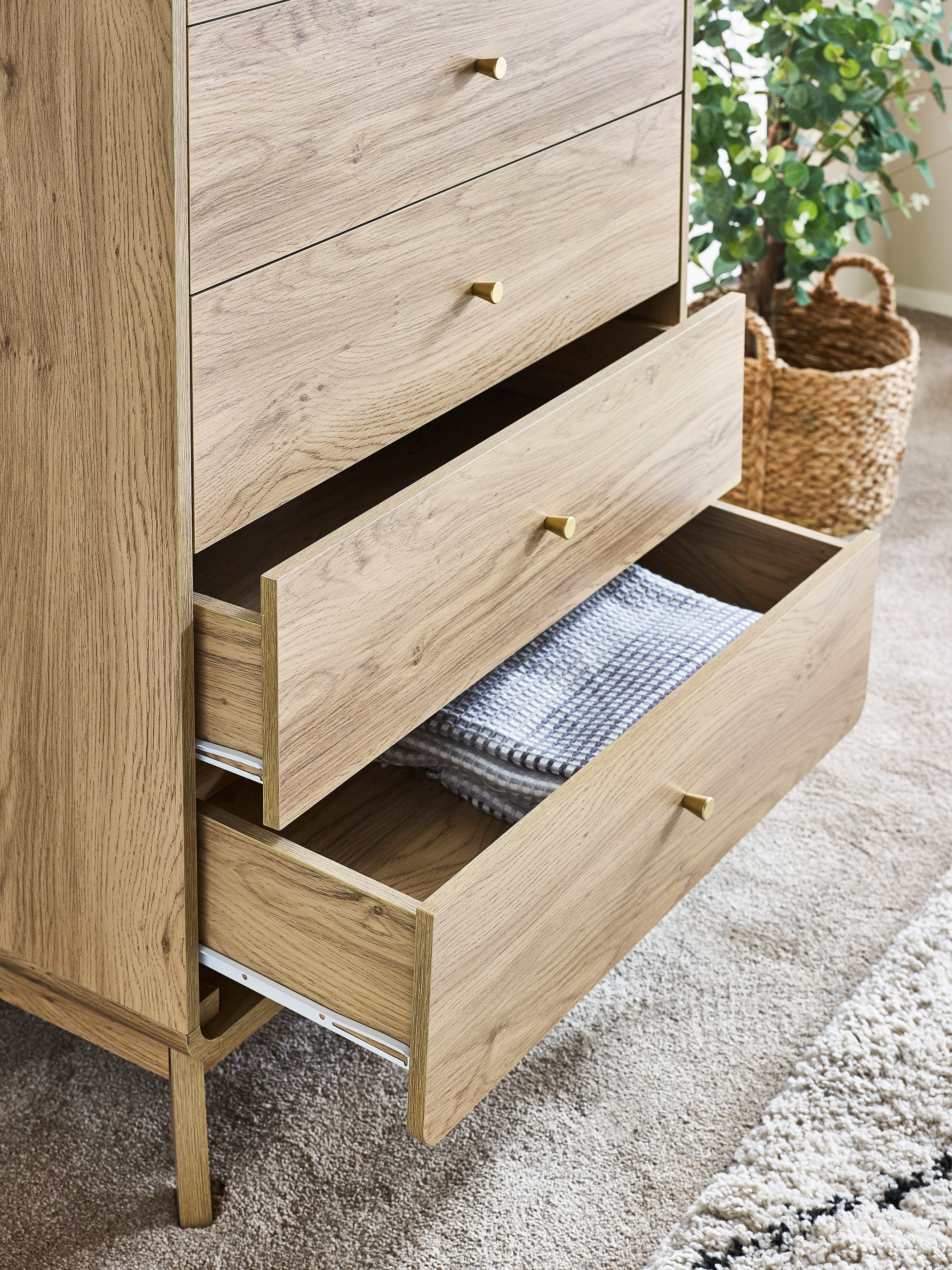 Ingrid 5 Drawer Chest Oak – Julian Bowen, view 6