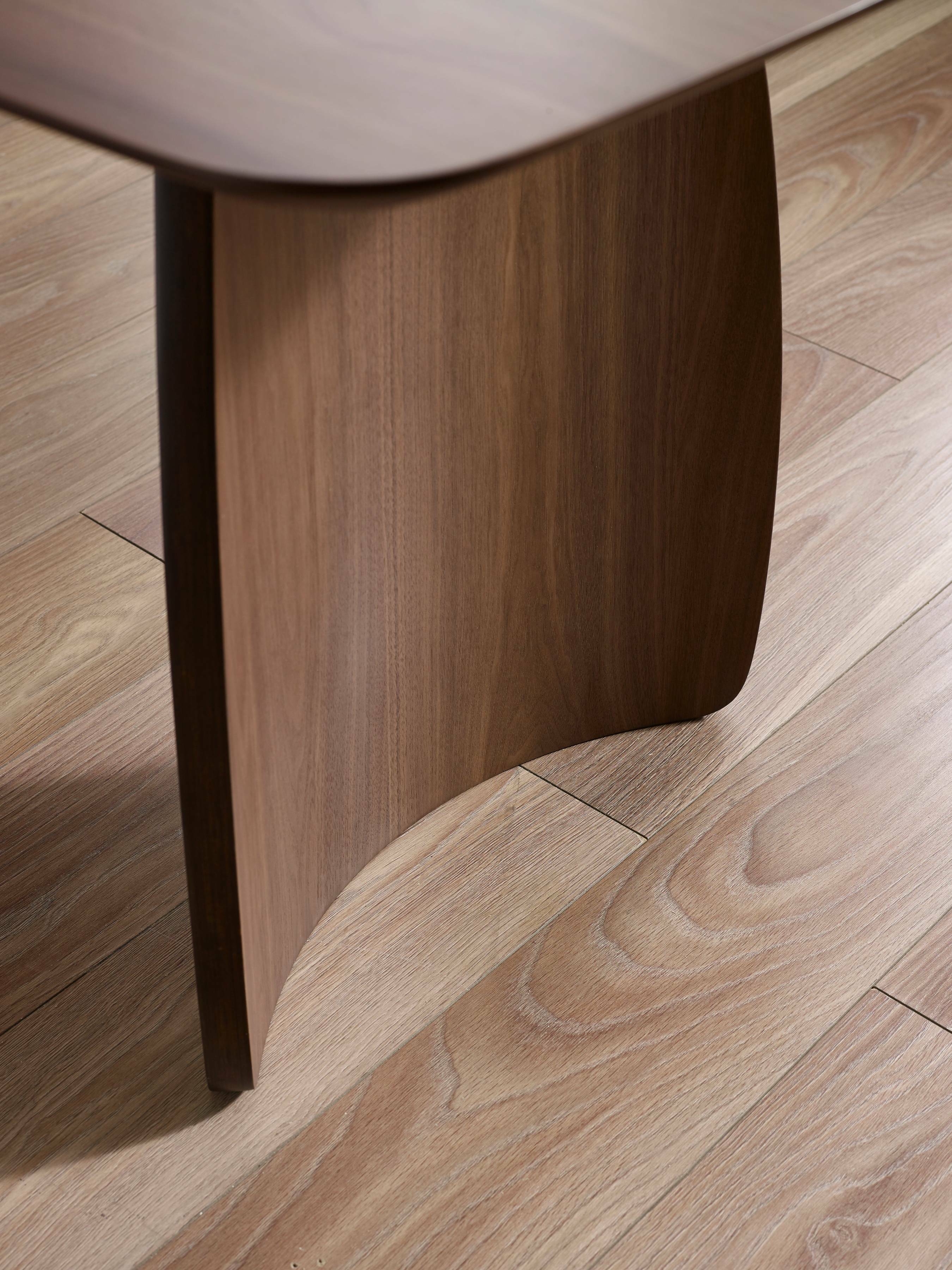 Artemis Curved Leg Walnut Dining Table – Julian Bowen, view 6