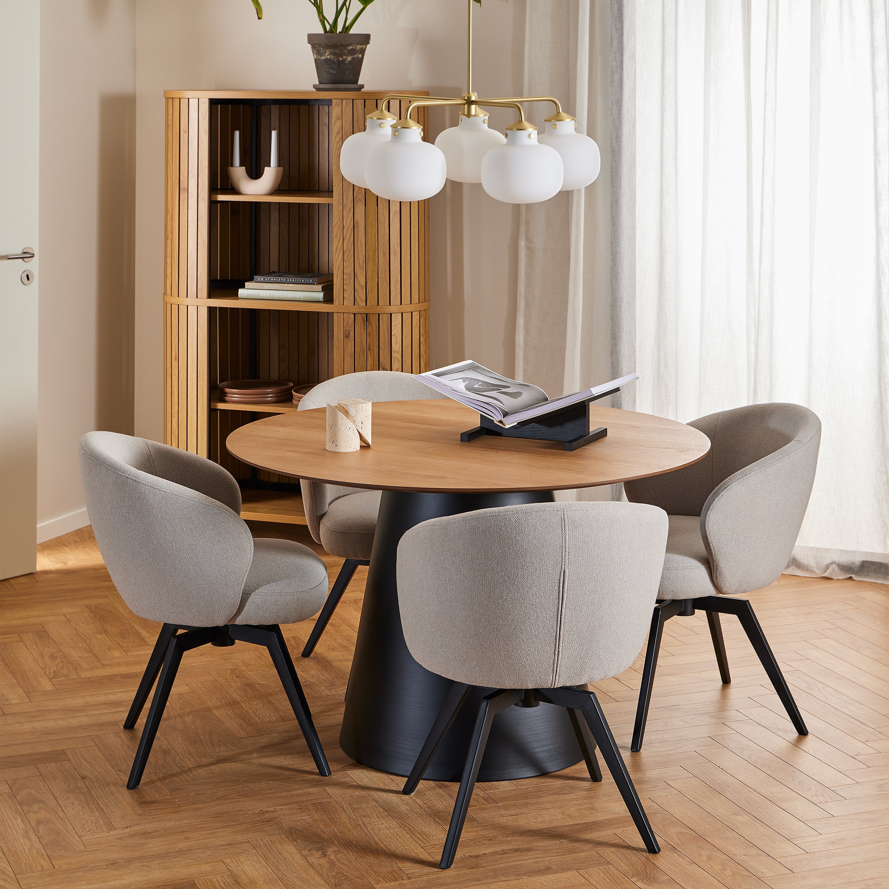 Soli Round Dining Table in Oak/Black 120x75cm Included 4 Darlene Dining Chair with Armrest and Swivel Function in Beige – FTG