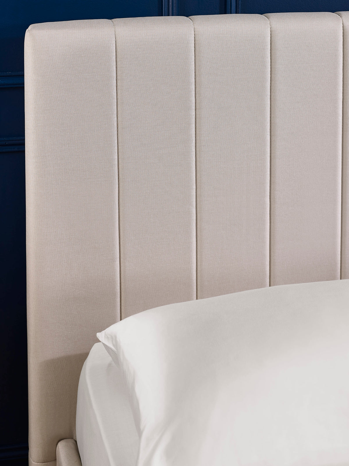 Aylen Oatmeal Faux Linen Upholstered Ottoman Storage Bed Frame – Oatmeal Linen