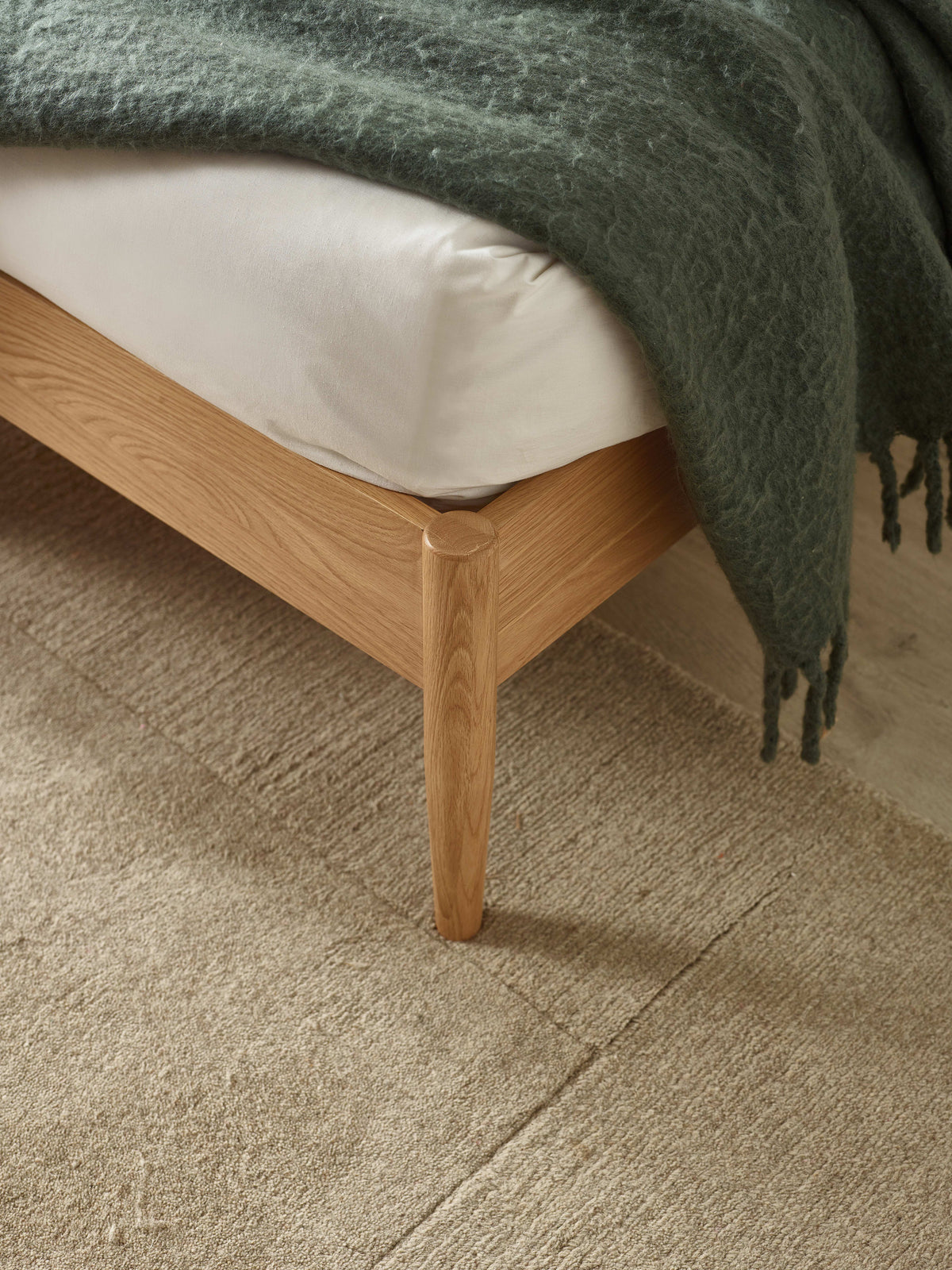 Belton Oak Spindle Bed
