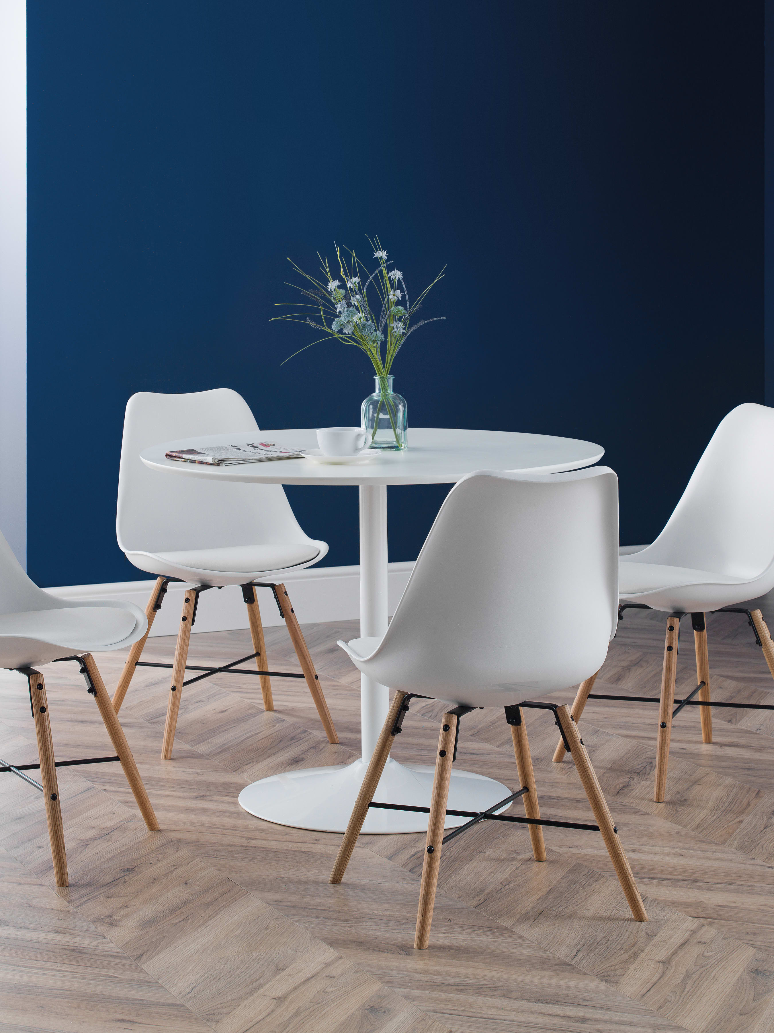 Blanco White Round Table and 4 Kari White Chairs
