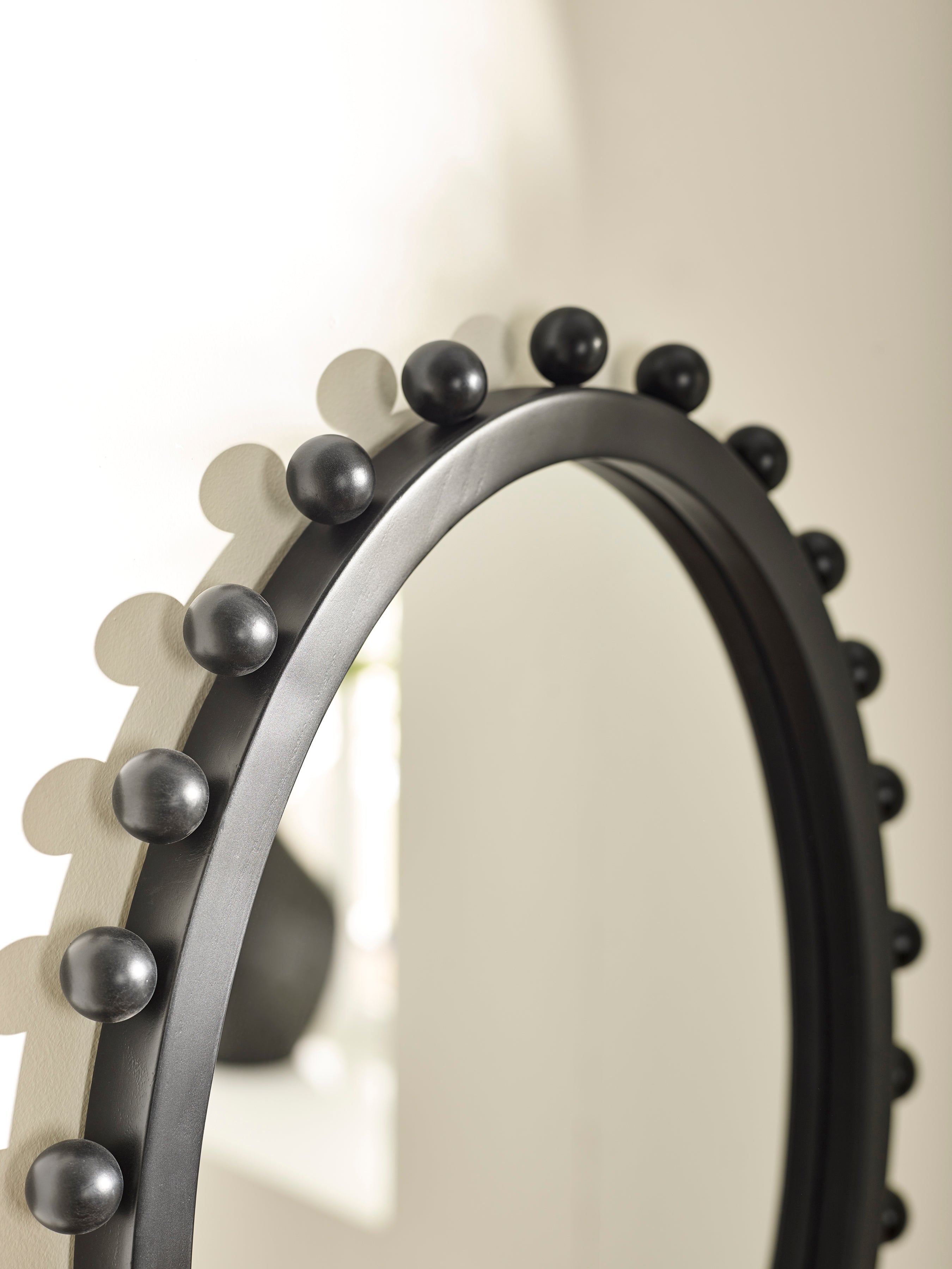 Hendrix Oval Beaded Wall Mirror – Black