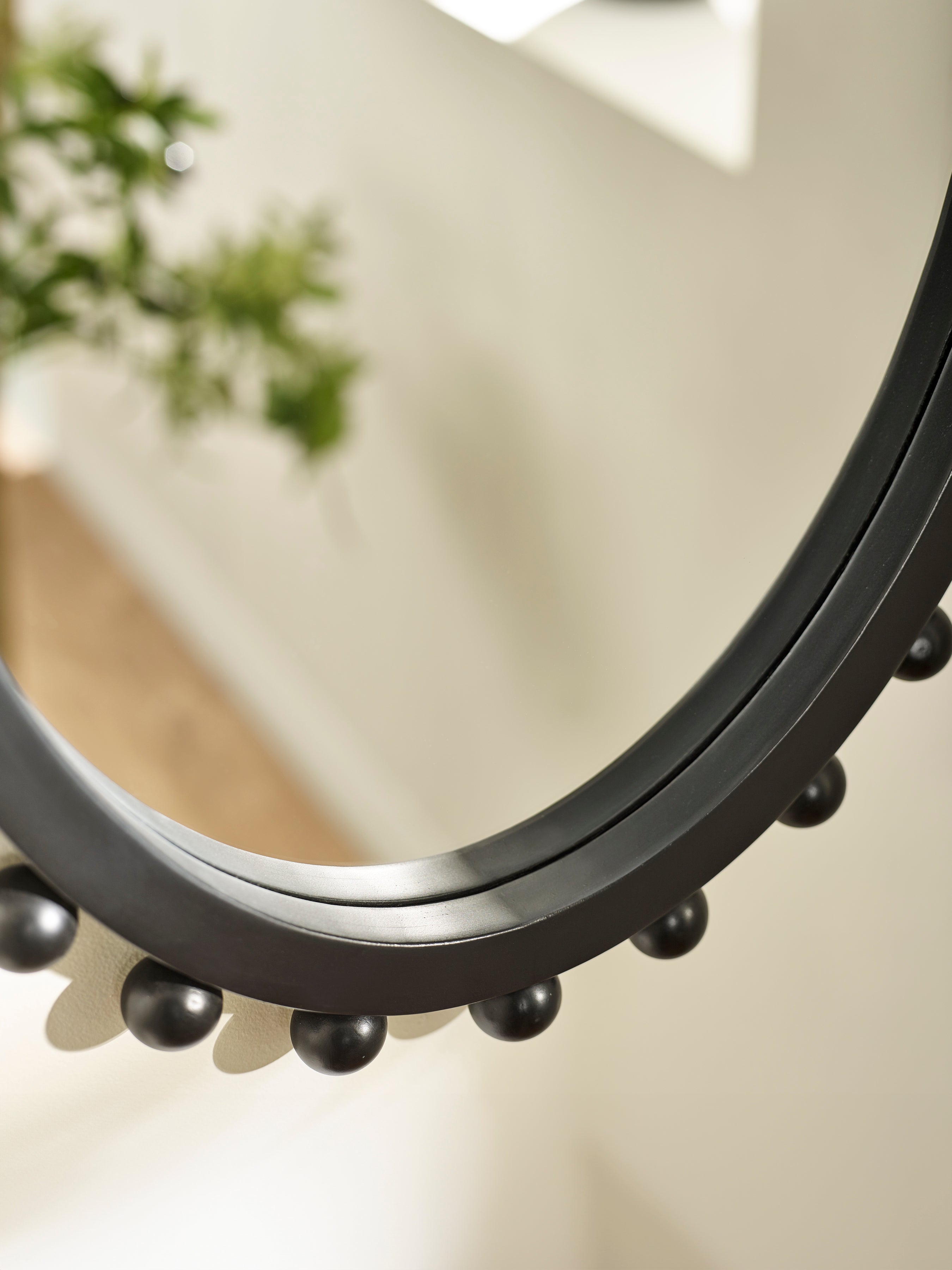 Hendrix Oval Beaded Wall Mirror – Black